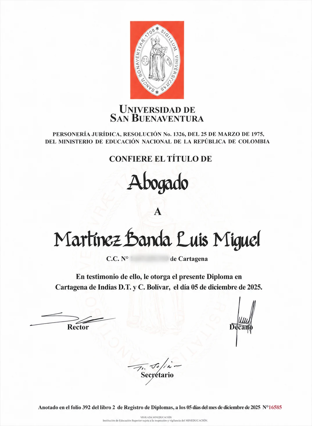 Diploma profesional de Luis Martínez con el número de identificación desenfocado